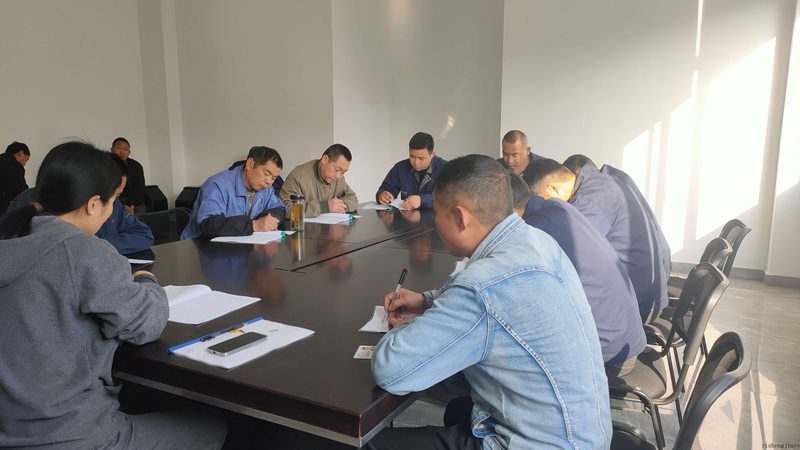 以下是一些公路建造师培训教材的推荐，供考生参考：