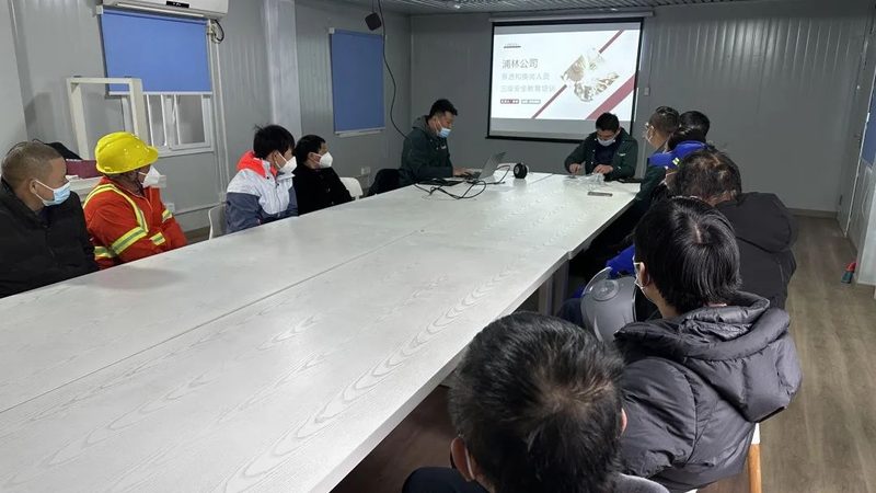 培训方式的选择应结合企业实际情况和培训内容。常见培训方式有：